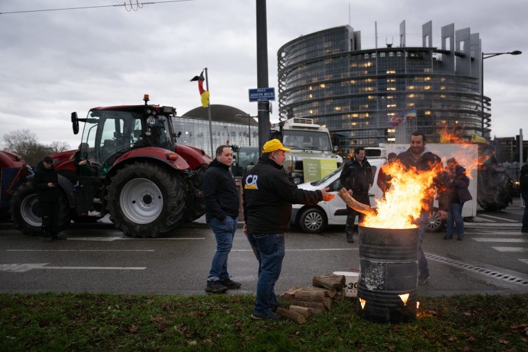 na fotografiji: prosvjed poljoprivrednika ispred Europskog parlamenta 2024. godine/Sebastien Bozona, AFP