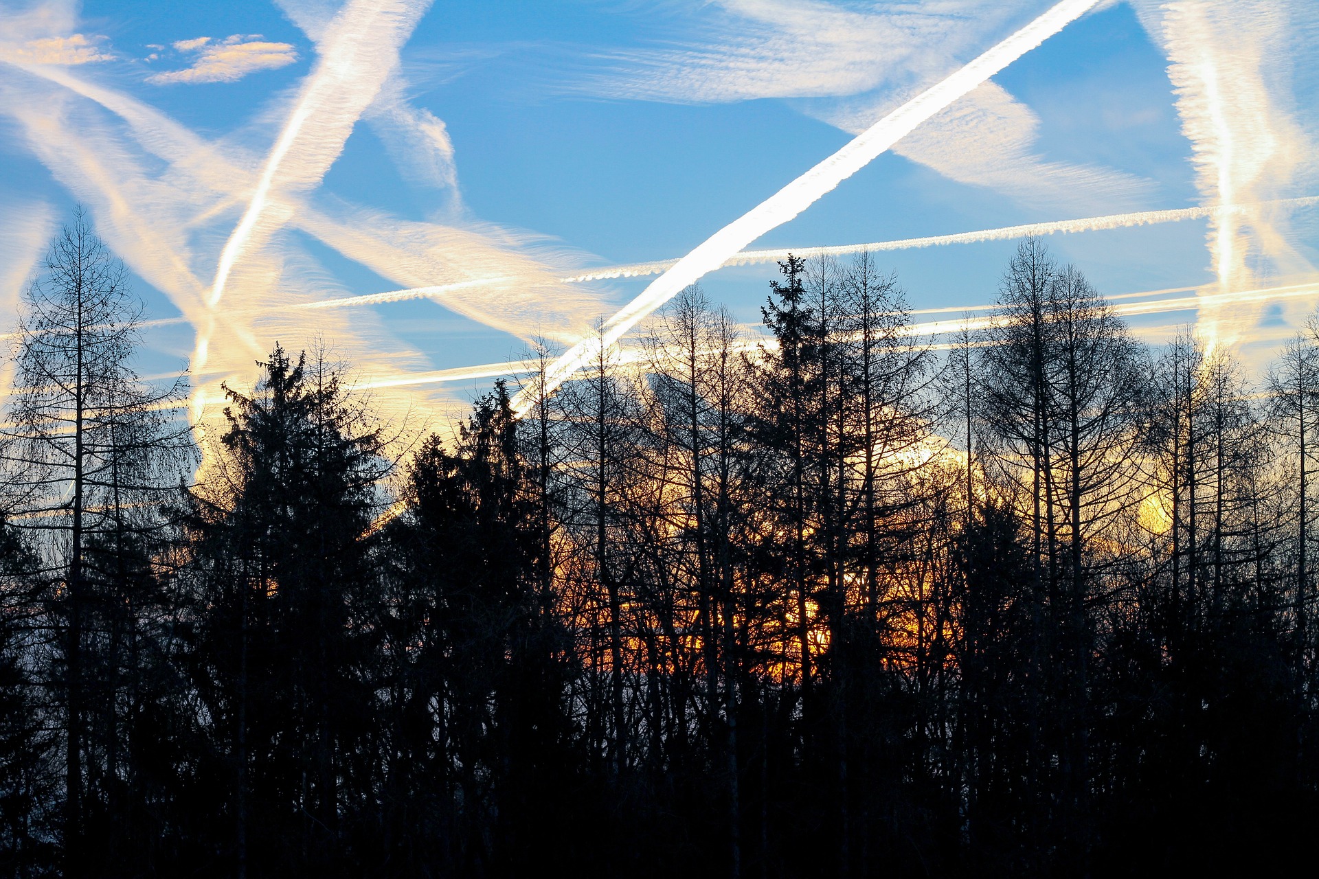 Tragovi iza aviona imaju utjecaj na zagrijavanje Zemlje, ali ne zbog &#8220;zaprašivanja kemikalijama&#8221;