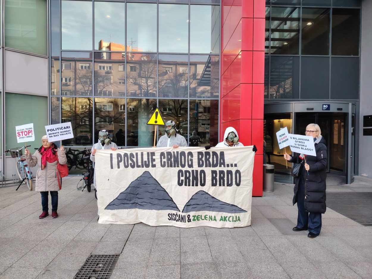 Siščani i Zelena akcija prosvjedovali pred ministarstvom: &#8220;Crno brdo&#8221; je opasni otpad!